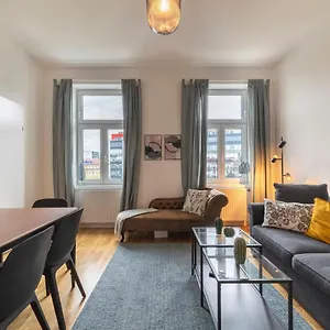 https://beautiful-apartment-near-schonbrunn-palace.vienna-besthotels.com